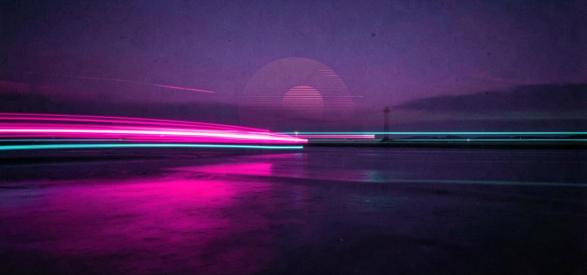 Neon-Lichtspuren über dunklem Wasser